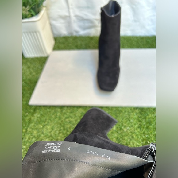 Paul Green Nepal Bootie
SQUARE FLARED BLOCK HEEL SUEDE BLACK  UK 5 US 7.5 
$455 - Picture 15 of 16